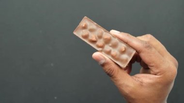 Masanın üzerindeki tabakta koyu çikolata. .