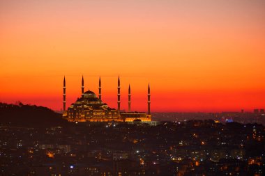 İstanbul Camlica Camii. Gece görüşü ve şehir ışıkları var.. 