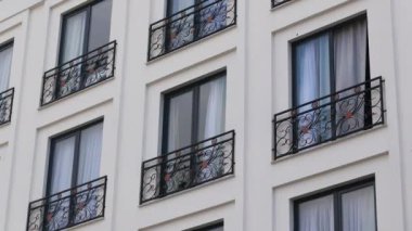 Akşamları beyaz renkli bir evin fotoğrafını çek. 