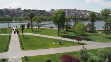 Türkiye istanbul 12 Mayıs 2023 Aile parkında kaliteli zaman geçiriyor,