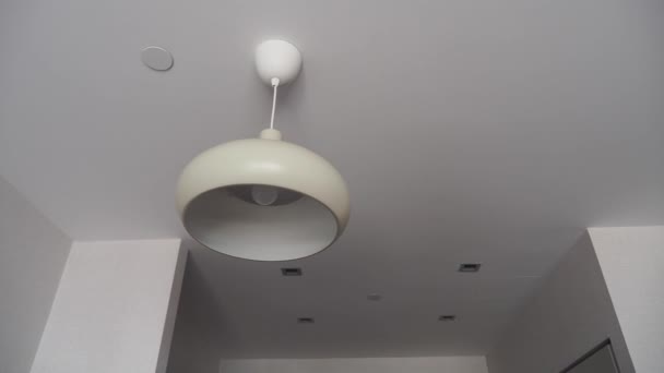 部屋に吊るされた灰色の天井灯 — ストック動画