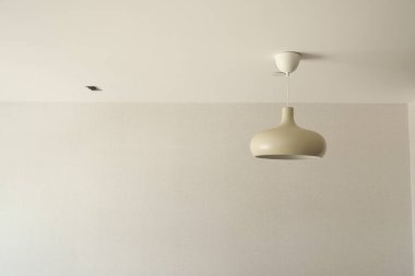  Bir odada asılı gri tavan lambası 