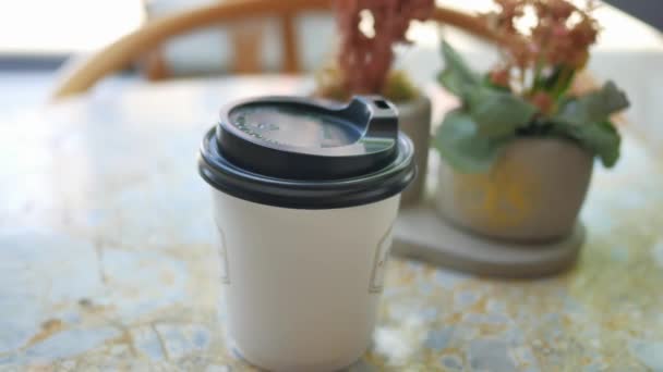 Leere Kaffeetasse Zum Mitnehmen Auf Tisch — Stockvideo