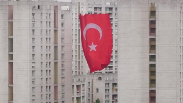 住宅の建物にトルコ国旗の高い角度のビュー — ストック動画