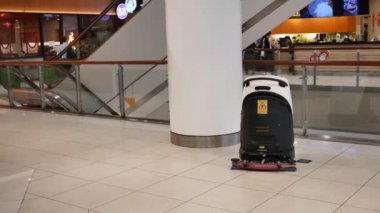 Singapur 28 Mayıs 2022 Robot elektrik süpürgesi alışveriş merkezinde yerleri süpürüyor. .