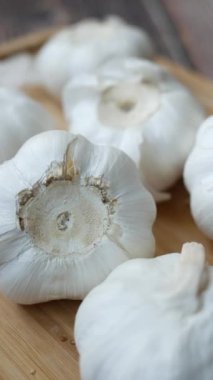 Beyaz arkaplanda pf sarımsağı kapat,,