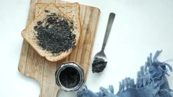 Ekmeğe Sürülmüş Siyah Susam — Stok video