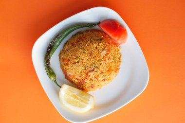  Masadaki kasede tavuk biryani yemeği