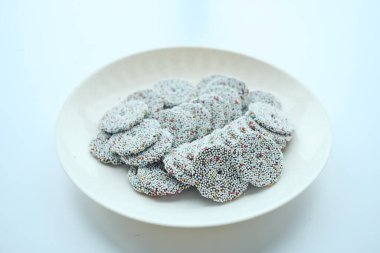 Tahta masadaki tatlı kurabiyeleri kapat. .