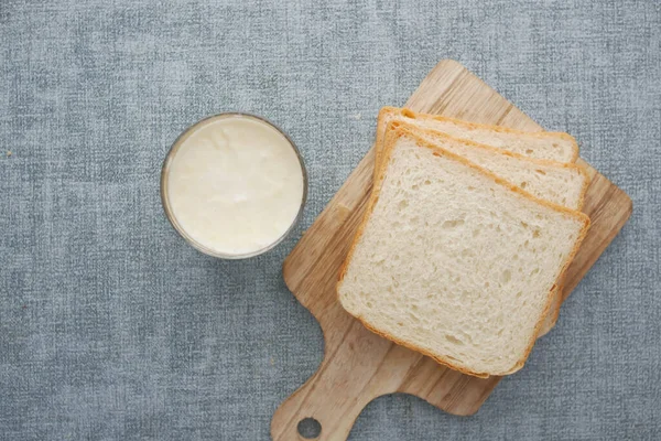 Masada Bir Bardak Süt Ekmek — Stok fotoğraf