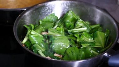 Masada taze ıspanak yaprakları