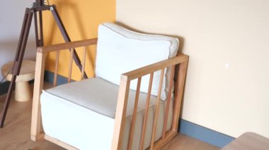 Modern tek tahta kanepe ve oturma odasında bir lamba. .