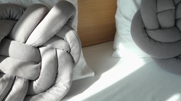 白いベッドの上の灰色の枕 — ストック動画