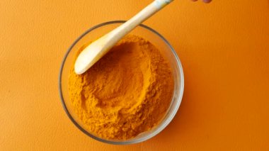  kaşık üzerinde zerdeçal kökü tozu ,