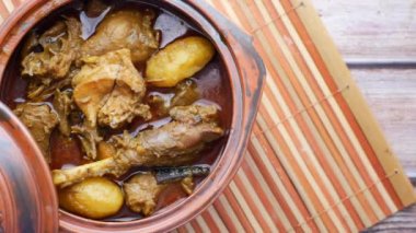 Masadaki bir kasede körili tavuk ya da masala. .