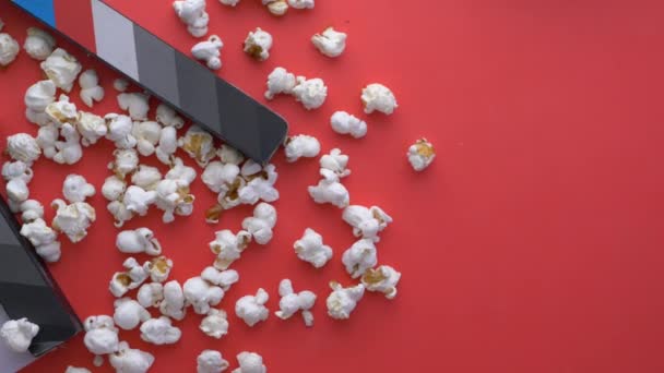 Film Clapper Styrelse Och Popcorn Röd Bakgrund — Stockvideo