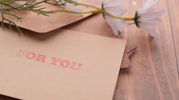 Briefumschlag Füllfederhalter Und Blume Auf Tisch — Stockvideo