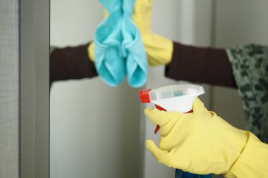 Pencere camlarını temizleyen eldiveni ver. .