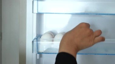  Buzdolabındaki beyaz yumurtalar.
