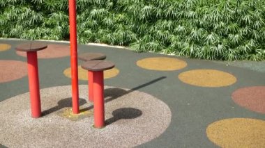 İkamet alanındaki bir kamu parkında egzersiz ekipmanı. .