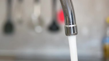 Musluktan akan su ağır çekimde .