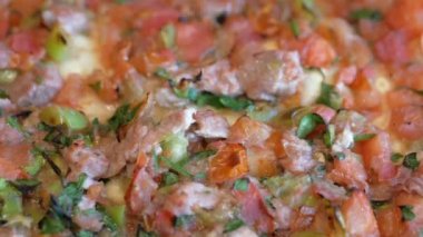 Tahta masadaki bir tabakta peynirli pizza.