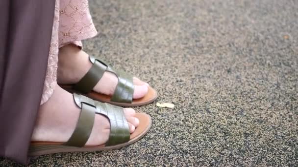 Meninas Pés Usando Sandália Início Manhã — Vídeo de Stock