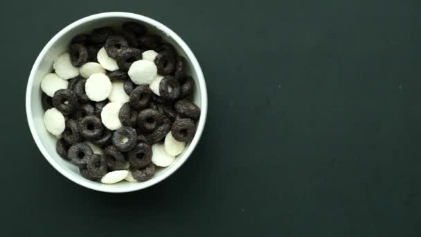巧克力玉米片放在桌上的碗里 — 图库视频影像
