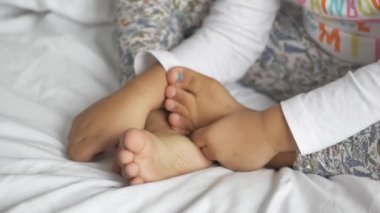  Kaşınan deriden muzdarip kız çocuğu, yakından bak...