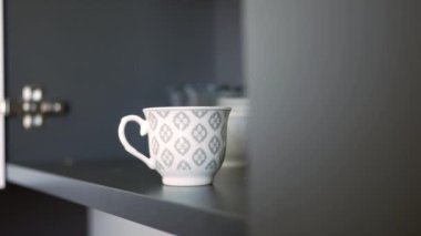 Kadınlar mutfak çekmecesini elleriyle açarlar. .