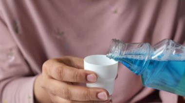 Ağız gargarası sıvısı kapağa akıyor. 