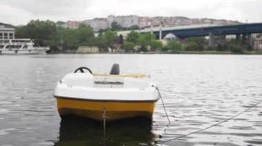 İstanbul 'da nehir kıyısında tekne iskelesi .