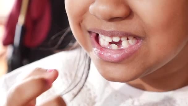 Detail Záběr Dítěte Chybějícími Zuby — Stock video