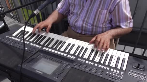 Чоловічі Руки Грають Піаніно Вулиці Стамбулі — стокове відео
