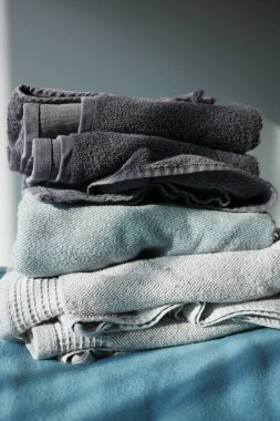 Masadaki duş havlusunu kapat..,