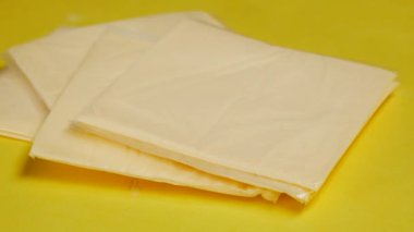 Sarı üzerine peynir dilimleri olan şeffaf paket.