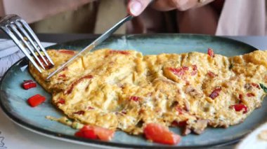 Masada sade yumurta omleti yemek. .