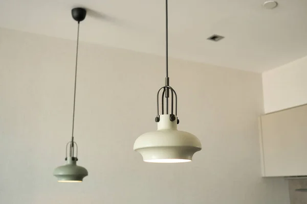 Grijze Plafondlamp Hangend Een Kamer — Stockfoto