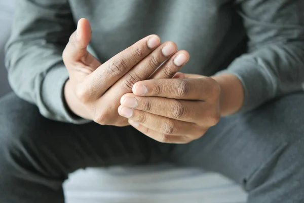 Mann Erleidet Schmerzen Der Hand Aus Nächster Nähe — Stockfoto