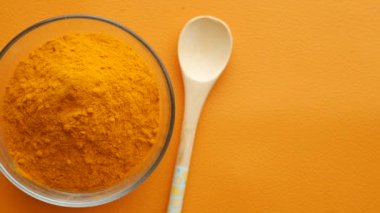  kaşık üzerinde zerdeçal kökü tozu ,