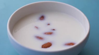 Badem fıstığını bir süt kasesine dolduruyorum. .