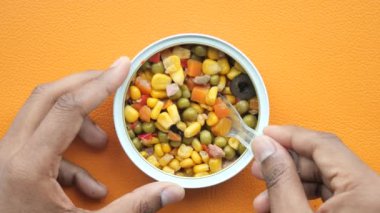 Mısır, havuç ve fasulyeyi kaseye koy.