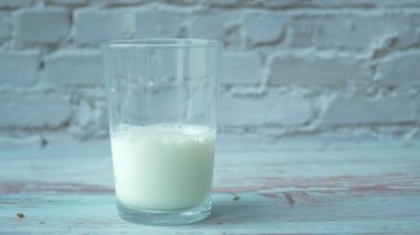 Sütü masaya dök. .