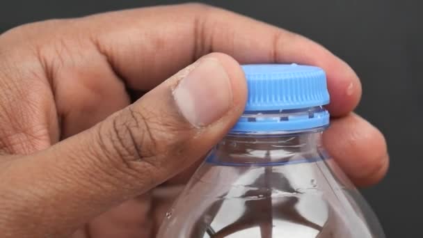 Открыть Крышку Пластиковой Бутылки Водой — стоковое видео