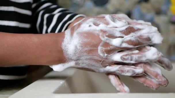 Młody Człowiek Myje Ręce Ciepłą Wodą Mydłem — Wideo stockowe