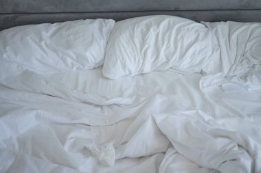 Sabahın köründe dağınık yatak, uyandıktan sonra dağınık yatak. .