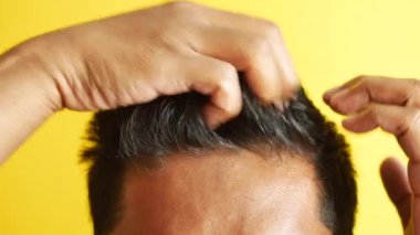  Erkekler saçlarını şekillendirir. Erkek Saç Bakımı