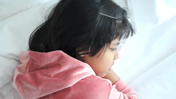Yaşında Bir Kız Çocuğu Yatakta Uyuyor — Stok video
