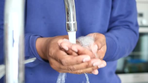 Młody Człowiek Myje Ręce Ciepłą Wodą — Wideo stockowe