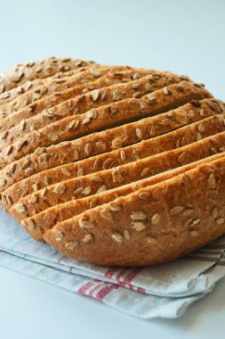 Kahvaltı için kaş ekmeği ve çay fincanı. ,